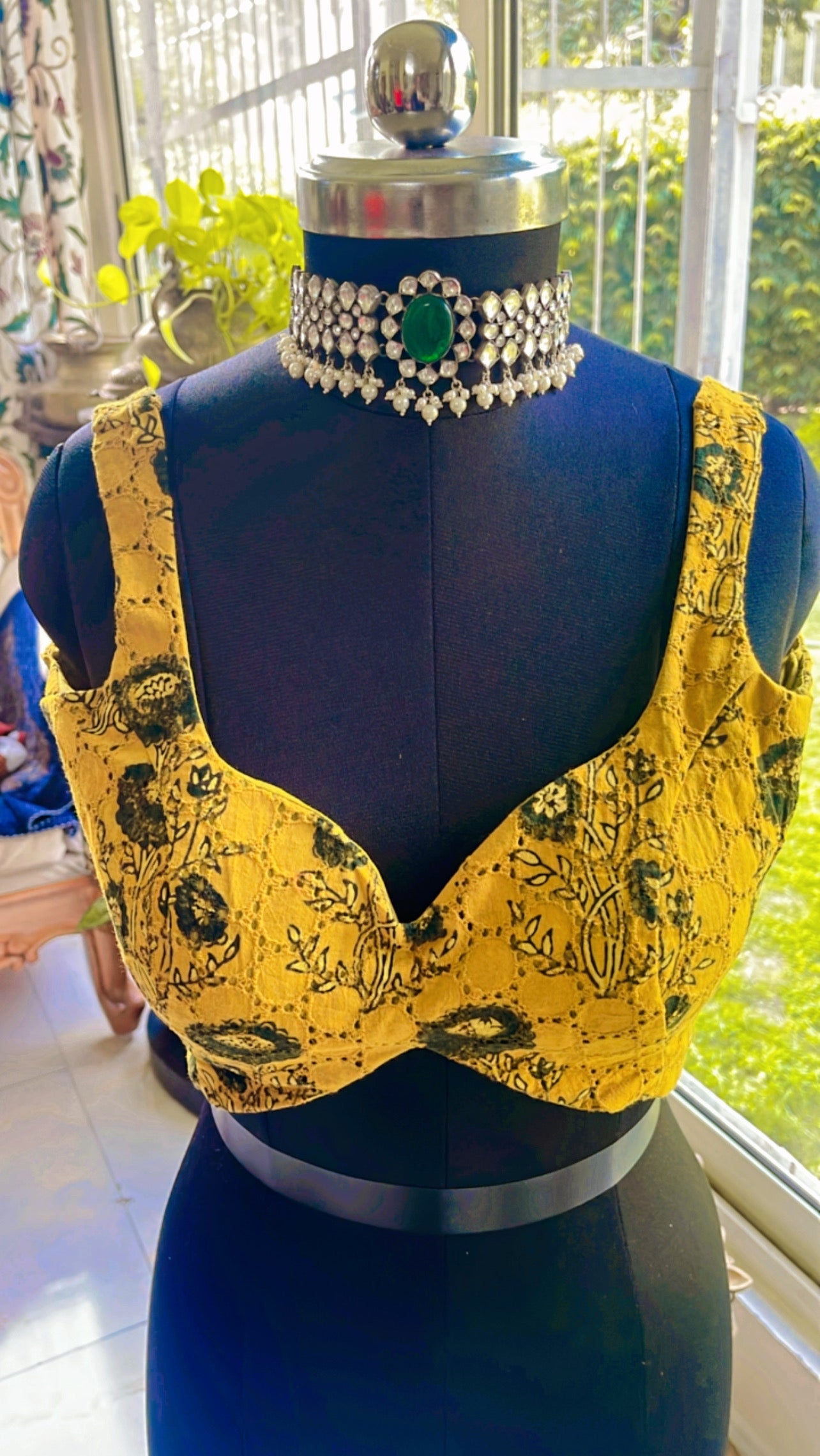 sleevless padded blouse