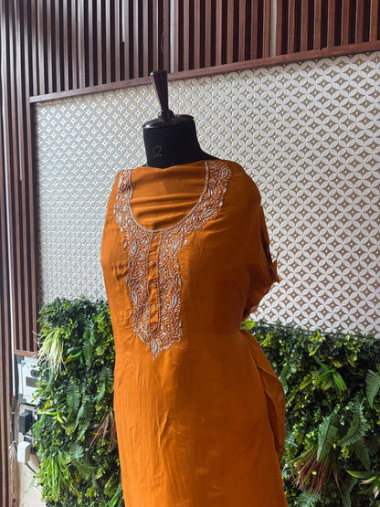 🧡 Kesarika – Zardozi Crepe Silk Kurti